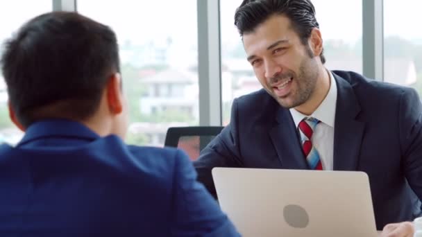 Jobbsökare i anställningsintervju möte med chef — Stockvideo