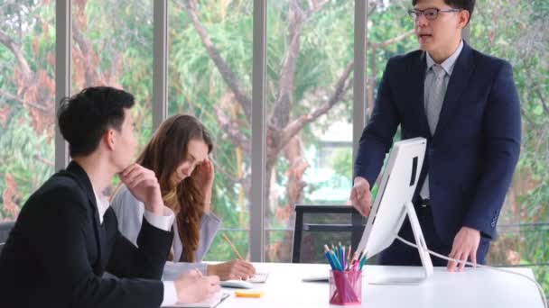 Enfadado persona de negocios disputa problema de trabajo en reunión de grupo — Vídeo de stock