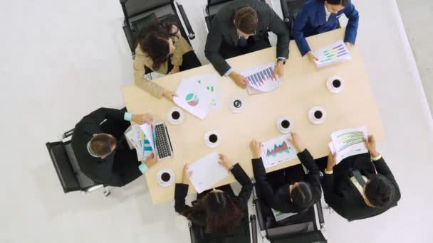 Zakenmensen groep vergadering schot van bovenaf bekijken — Stockvideo