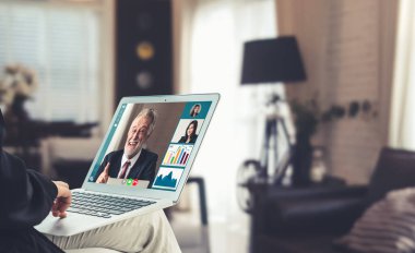 Sanal işyerinde ya da ücra bir ofiste iş görüşmeleri. Profesyonel iş dünyasındaki iş arkadaşınla iletişim kurmak için akıllı video teknolojisi kullanan telekonferans görüşmesi..