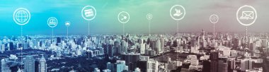 Modern yaratıcı iletişim ve internet ağı akıllı şehirde birleşir. 5G kablosuz dijital bağlantı ve gelecekteki şeylerin interneti kavramı.