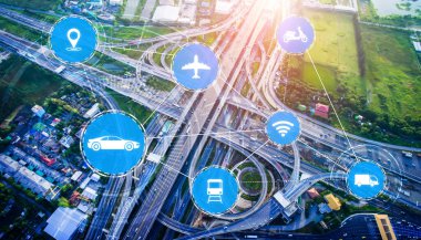 Gelecekteki araba trafiği için akıllı ulaşım teknolojisi kavramı. Sanal akıllı sistem, şehir sokaklarındaki araç verilerini birbirine bağlamak için dijital bilgi analizi yapıyor. Gelecekteki yenilik .