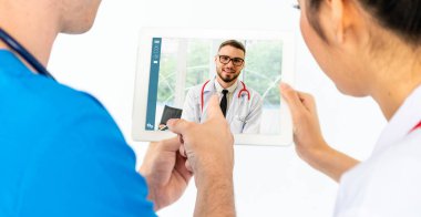 Doktor Teletıp Servisi sanal hasta sağlığı sohbetleri için çevrimiçi video. Canlı video çağrısı için internete bağlanan çevrimiçi mobil cihaz kullanarak evden uzak doktor sağlık danışmanı .