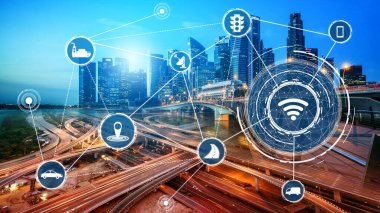 Gelecekteki araba trafiği için akıllı ulaşım teknolojisi kavramı. Sanal akıllı sistem, şehir sokaklarındaki araç verilerini birbirine bağlamak için dijital bilgi analizi yapıyor. Gelecekteki yenilik .