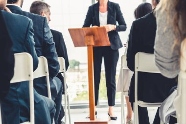 Bir grup iş adamı seminer konferansında toplanıyor. Seyirciler, çalışanların eğitim seanslarındaki eğitmenleri dinliyor. Uzman konuşmacı ile ofis çalışanları toplantısı .