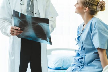 Profesyonel üniformalı doktor hastanedeki ya da klinikteki hastayı muayene ediyor. Sağlık, sağlık ve doktor hizmetleri konsepti.