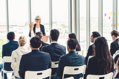 Bir grup iş adamı seminer konferansında toplanıyor. Seyirciler, çalışanların eğitim seanslarındaki eğitmenleri dinliyor. Uzman konuşmacı ile ofis çalışanları toplantısı .