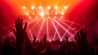Mutlu insanlar gece kulübü DJ parti konserinde dans eder ve sahnede DJ 'den elektronik dans müziği dinlerler. Siluet dolu neşeli kalabalık 2020 yılbaşı partisini kutluyor. İnsanların yaşam tarzı DJ gece hayatı.