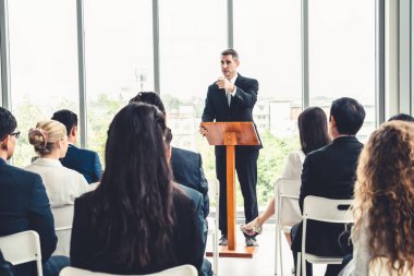 Bir grup iş adamı seminer konferansında toplanıyor. Seyirciler, çalışanların eğitim seanslarındaki eğitmenleri dinliyor. Uzman konuşmacı ile ofis çalışanları toplantısı .