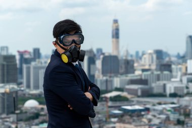 Coronavirus veya COVID-19 yüzünden yüz maskesi olan genç bir ofis çalışanı. Coronavirus veya COVID-19 'un yayılmasını engellemek ve işletmeyi yeniden açmak için koruyucu çalışma ortamı kavramı.