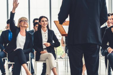 Bir grup iş adamı seminer konferansında toplanıyor. Seyirciler, çalışanların eğitim seanslarındaki eğitmenleri dinliyor. Uzman konuşmacı ile ofis çalışanları toplantısı .