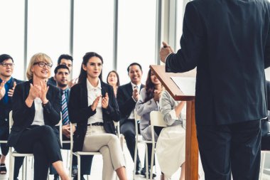 Bir grup iş adamı seminer konferansında toplanıyor. Seyirciler, çalışanların eğitim seanslarındaki eğitmenleri dinliyor. Uzman konuşmacı ile ofis çalışanları toplantısı .