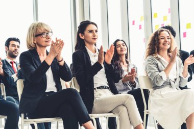 Bir grup iş adamı seminer konferansında toplanıyor. Seyirciler, çalışanların eğitim seanslarındaki eğitmenleri dinliyor. Uzman konuşmacı ile ofis çalışanları toplantısı .