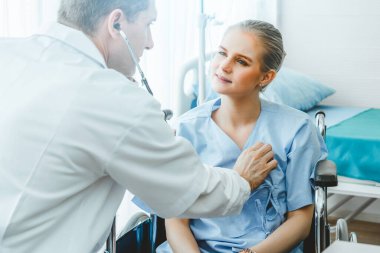 Profesyonel üniformalı doktor hastanedeki ya da klinikteki hastayı muayene ediyor. Sağlık, sağlık ve doktor hizmetleri konsepti.