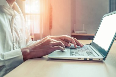 İşadamı ofisteki bir dizüstü bilgisayarın klavyesini daktilo ediyor. İş ve finans kavramı.