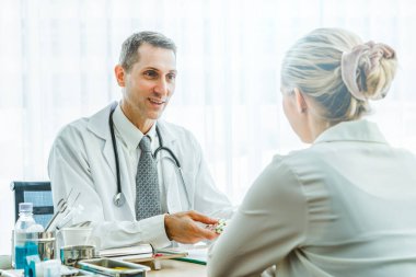 Profesyonel üniformalı doktor hastanedeki ya da klinikteki hastayı muayene ediyor. Sağlık, sağlık ve doktor hizmetleri konsepti.