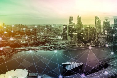Modern yaratıcı iletişim ve internet ağı akıllı şehirde birleşir. 5G kablosuz dijital bağlantı ve gelecekteki şeylerin interneti kavramı.