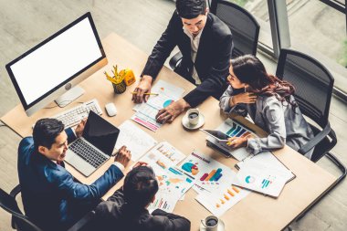 İş adamları grup toplantısı ofiste yukarıdan çekildi. İş kadınları, iş adamları ve ofis çalışanları, proje planlama belgeleriyle takım konferansında toplantı masasında çalışıyorlar. .