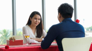 Restoranda yemek yiyen mutlu romantik çift. Çift yıldönümü kutlaması ve yaşam tarzı .