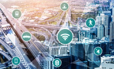 Gelecekteki araba trafiği için akıllı ulaşım teknolojisi kavramı. Sanal akıllı sistem, şehir sokaklarındaki araç verilerini birbirine bağlamak için dijital bilgi analizi yapıyor. Gelecekteki yenilik .