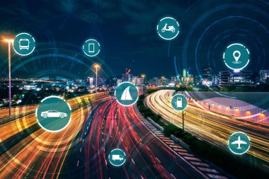 Gelecekteki araba trafiği için akıllı ulaşım teknolojisi kavramı. Sanal akıllı sistem, şehir sokaklarındaki araç verilerini birbirine bağlamak için dijital bilgi analizi yapıyor. Gelecekteki yenilik .