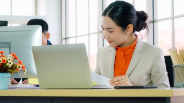 Modern ofis odasındaki masada çalışan iş adamları mali veri raporlarını incelerken .