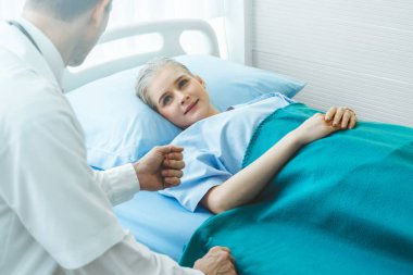 Profesyonel üniformalı doktor hastanedeki ya da klinikteki hastayı muayene ediyor. Sağlık, sağlık ve doktor hizmetleri konsepti.