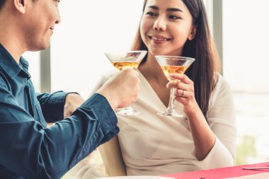 Restoranda yemek yiyen mutlu romantik çift. Çift yıldönümü kutlaması ve yaşam tarzı .