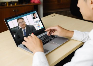 Sanal işyerinde ya da ücra bir ofiste iş görüşmeleri. Profesyonel iş dünyasındaki iş arkadaşınla iletişim kurmak için akıllı video teknolojisi kullanan telekonferans görüşmesi..