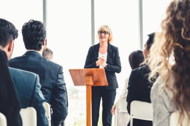 Bir grup iş adamı seminer konferansında toplanıyor. Seyirciler, çalışanların eğitim seanslarındaki eğitmenleri dinliyor. Uzman konuşmacı ile ofis çalışanları toplantısı .