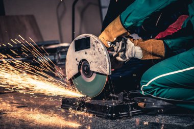 Profesyonel tamirci karbon kesici ile çelik metali kesiyor. Çelik endüstrisi ve atölye konsepti.