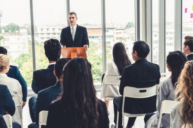 Bir grup iş adamı seminer konferansında toplanıyor. Seyirciler, çalışanların eğitim seanslarındaki eğitmenleri dinliyor. Uzman konuşmacı ile ofis çalışanları toplantısı .