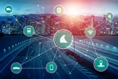 Gelecekteki araba trafiği için akıllı ulaşım teknolojisi kavramı. Sanal akıllı sistem, şehir sokaklarındaki araç verilerini birbirine bağlamak için dijital bilgi analizi yapıyor. Gelecekteki yenilik .