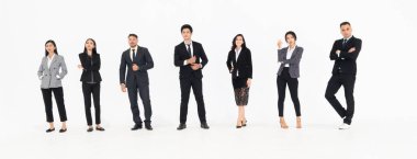 Beyaz arkaplandaki birçok iş adamının vücut portresi stüdyo koleksiyonunda resmi takım elbise giyiyor. .