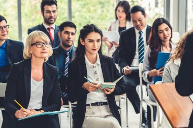 Bir grup iş adamı seminer konferansında toplanıyor. Seyirciler, çalışanların eğitim seanslarındaki eğitmenleri dinliyor. Uzman konuşmacı ile ofis çalışanları toplantısı .