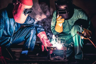Metal kaynak çeliği, fabrikada çelik kaynaklamak için elektrikli yay kaynak makinesi kullanır. El becerisi iş gücü kavramına göre metal imalatı ve inşaat bakım hizmeti.
