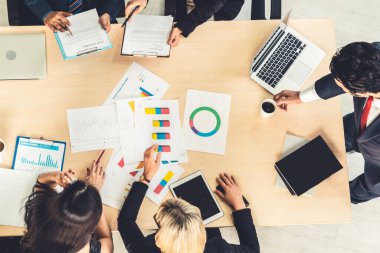 İş adamları grup toplantısı ofiste yukarıdan çekildi. İş kadınları, iş adamları ve ofis çalışanları, proje planlama belgeleriyle takım konferansında toplantı masasında çalışıyorlar. .