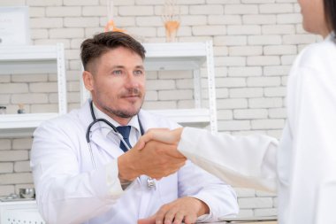 Profesyonel üniformalı doktor hastanedeki ya da klinikteki hastayı muayene ediyor. Sağlık, sağlık ve doktor hizmetleri konsepti.