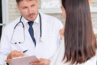 Profesyonel üniformalı doktor hastanedeki ya da klinikteki hastayı muayene ediyor. Sağlık, sağlık ve doktor hizmetleri konsepti.