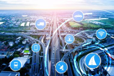 Gelecekteki araba trafiği için akıllı ulaşım teknolojisi kavramı. Sanal akıllı sistem, şehir sokaklarındaki araç verilerini birbirine bağlamak için dijital bilgi analizi yapıyor. Gelecekteki yenilik .