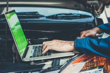 Oto tamirhanesinde araba tamiri ve bakım hizmeti veren profesyonel bir tamirci. Araba servisi iş konsepti.