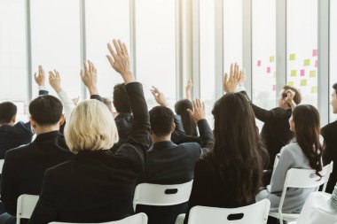 Bir grup iş adamı seminer konferansında toplanıyor. Seyirciler, çalışanların eğitim seanslarındaki eğitmenleri dinliyor. Uzman konuşmacı ile ofis çalışanları toplantısı .