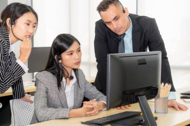 Kulaklık takan iş adamları ofiste çalışırken mutsuz hissediyorlar. Başarısızlık olumsuz üzüntü duygusu konsepti çağrı merkezi, tele pazarlama ve finansal ekonomideki müşteri destek krizi çöküş .