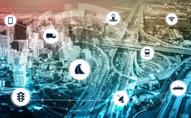 Gelecekteki araba trafiği için akıllı ulaşım teknolojisi kavramı. Sanal akıllı sistem, şehir sokaklarındaki araç verilerini birbirine bağlamak için dijital bilgi analizi yapıyor. Gelecekteki yenilik .