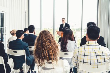 Bir grup iş adamı seminer konferansında toplanıyor. Seyirciler, çalışanların eğitim seanslarındaki eğitmenleri dinliyor. Uzman konuşmacı ile ofis çalışanları toplantısı .