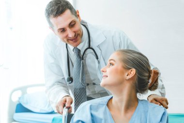 Profesyonel üniformalı doktor hastanedeki ya da klinikteki hastayı muayene ediyor. Sağlık, sağlık ve doktor hizmetleri konsepti.