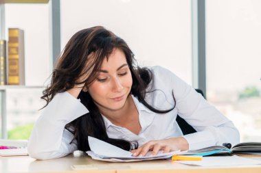 Mutsuz iş adamları ofiste iş sorununu tartışıyorlar. İşletme iflas ve kayıp kavramı .