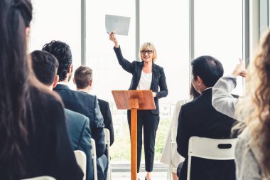 Bir grup iş adamı seminer konferansında toplanıyor. Seyirciler, çalışanların eğitim seanslarındaki eğitmenleri dinliyor. Uzman konuşmacı ile ofis çalışanları toplantısı .