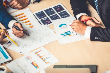 Zeki iş adamı ve iş kadını modern ofis içinde grup toplantılarında konuşuyorlar. İş ortaklığı stratejik planlama ve iş arkadaşlarının beyin fırtınası.