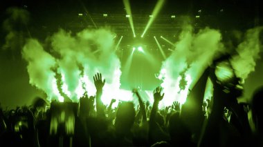 Mutlu insanlar gece kulübü DJ parti konserinde dans eder ve sahnede DJ 'den elektronik dans müziği dinlerler. Siluet dolu neşeli kalabalık 2020 yılbaşı partisini kutluyor. İnsanların yaşam tarzı DJ gece hayatı.